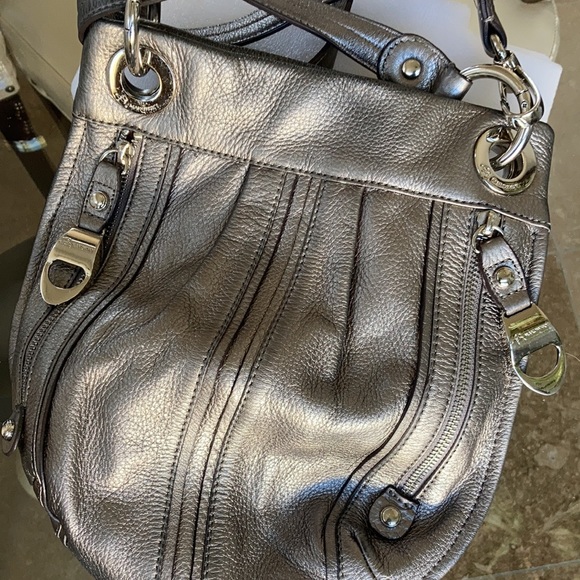 B. MAKOWSKY crossbody gray metallic silver leather bag - Picture 4 of 12